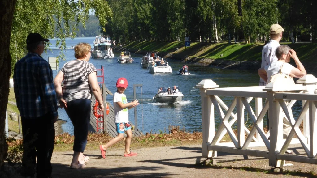 Vääksyn yksi vetovoimatekijöistä on vilkas kanava Vesijärven ja Päijänteen välillä.
